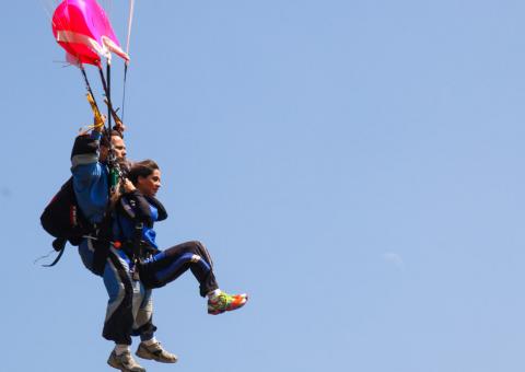 Mayra Cardi pede noivo em casamento durante salto de paraquedas